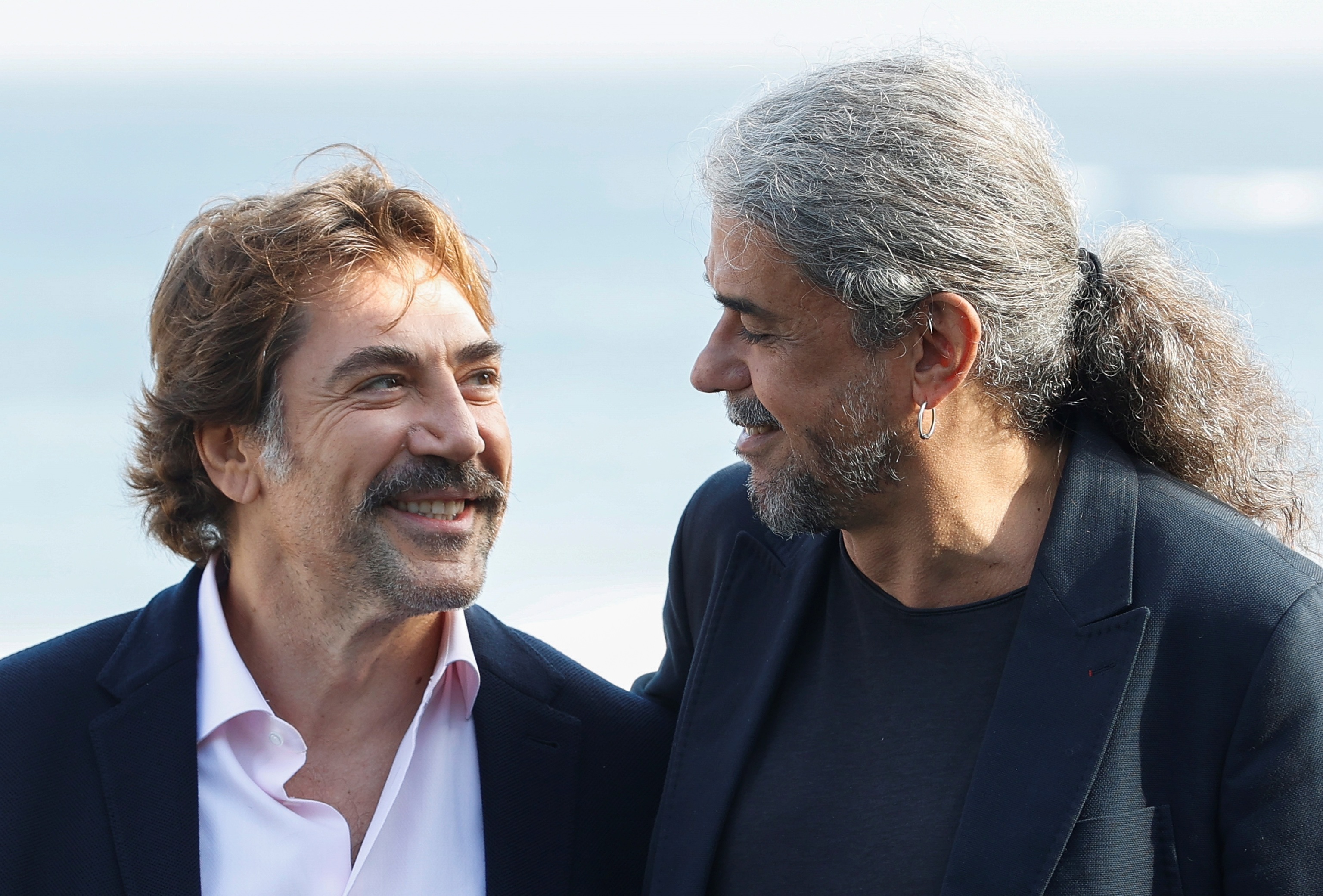 El director Fernando León de Aranoa (d) y el actor Javier Bardem durante la presentación este martes de su película "El buen patrón" en San Sebastián.