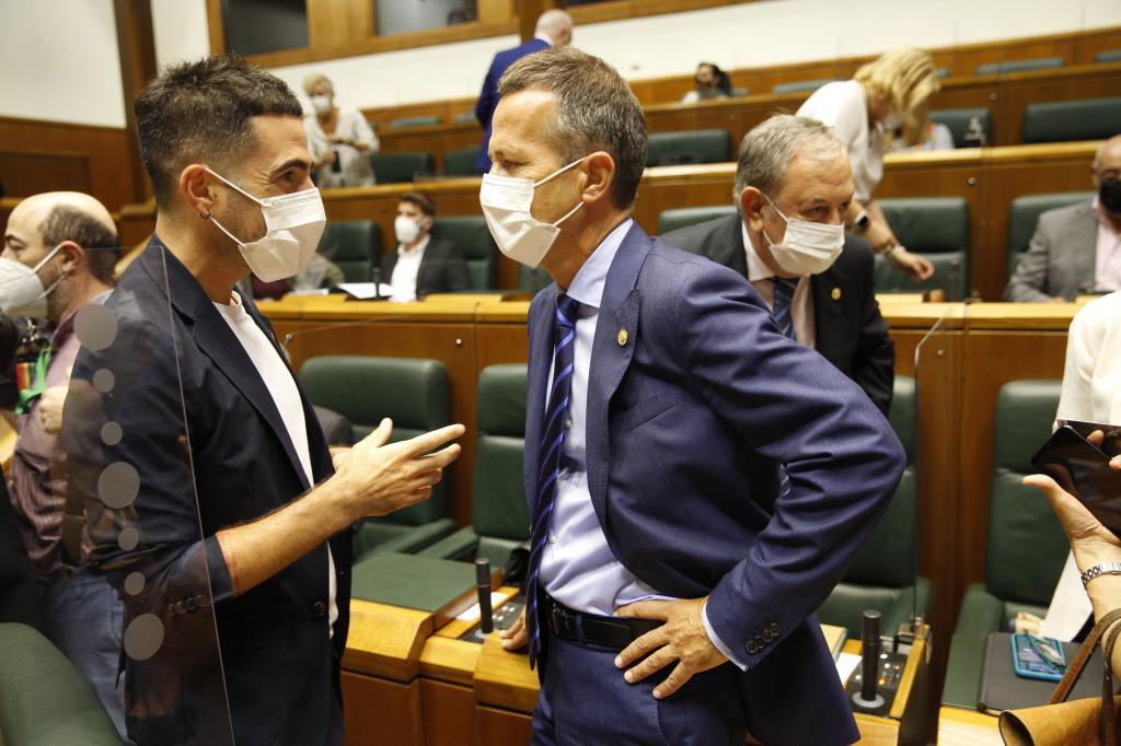 El consejero Jokin Bildarratz atiende las explicaciones de Ikoitz Arrese en el Parlamento Vasco.