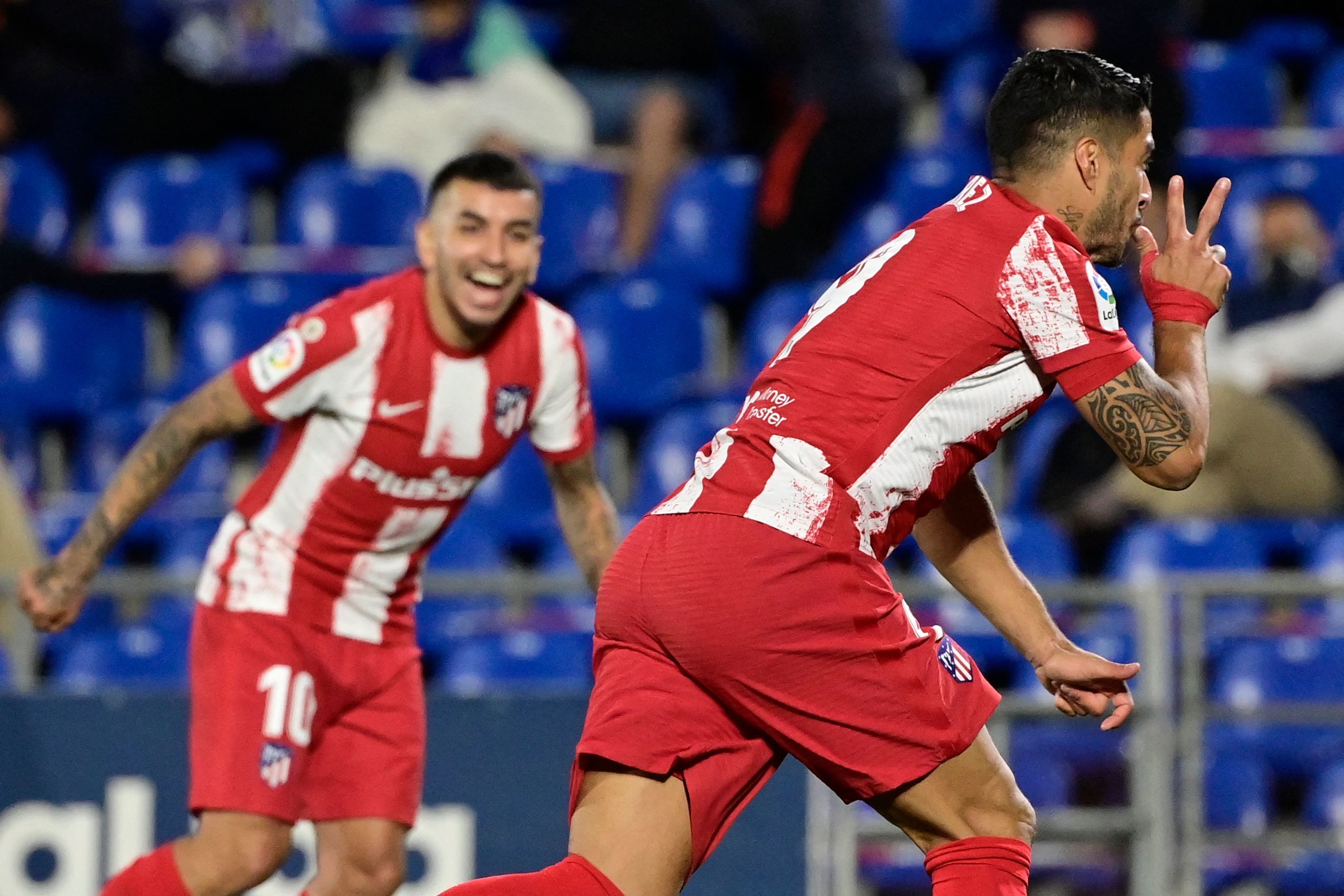 Luis Surez celebra uno de sus dos goles al Getafe.