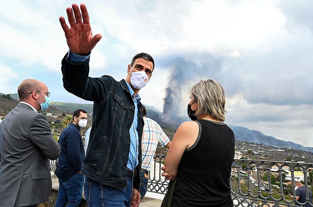 El presidente Snchez, en su visita a la zona afectada por el volcn de La Palma.