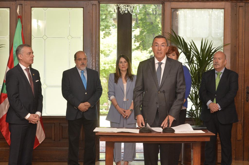 Jos Luis Bilbao jura su cargo de presidente del Tribunal Vasco de Cuentas delante del lehendakari Urkullu en el palacio de Ajuria Enea.