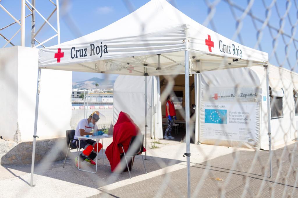 Un inmigrante recibe atención en una carpa instalada por Cruz Roja en el puerto de Motril el fin de semana pasado.
