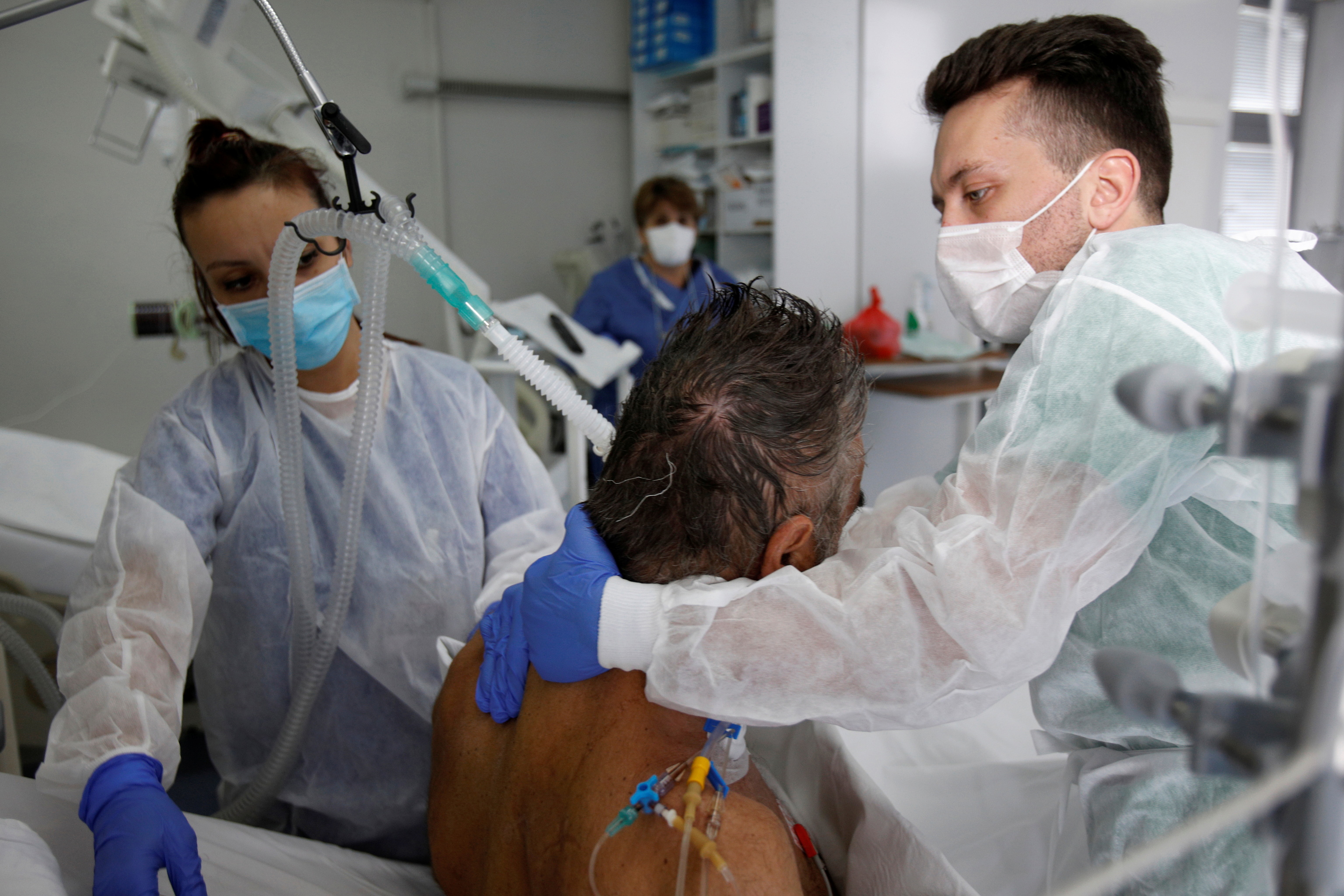 Asistencia sanitaria a  a un paciente afectado por la enfermedad del coronavirus (COVID-19) en la unidad de cuidados intensivos (UCI) del Centro Clnico de Montenegro en Podgorica.