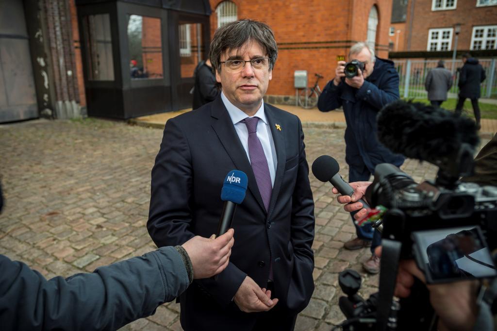 Carles Puigdemont se dirige a la prensa  a las puertas de la prisión de Neumünster (Alemania).