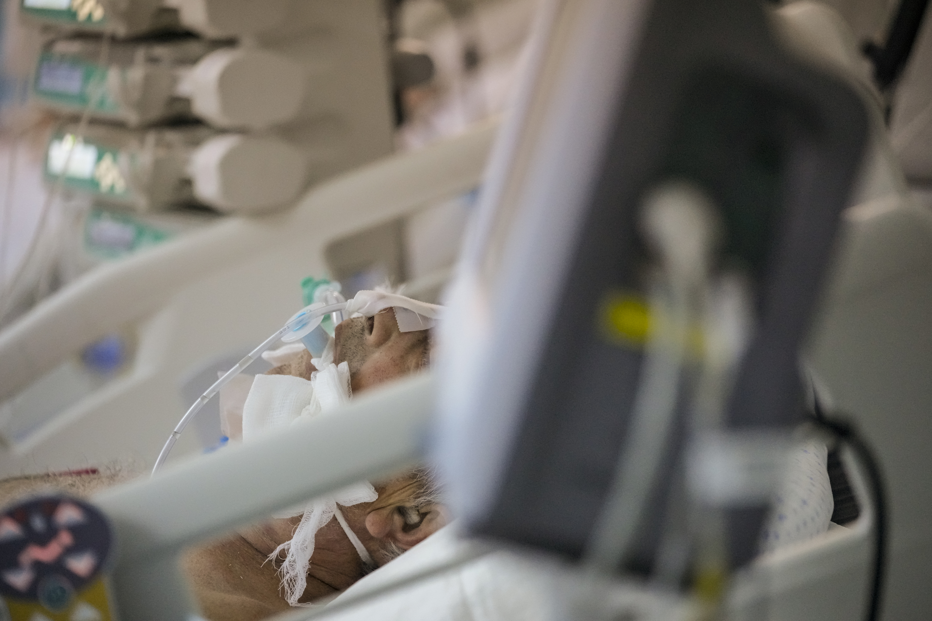 Un paciente de coronavirus entubado en una unidad de cuidados intensivos de Bucarest.