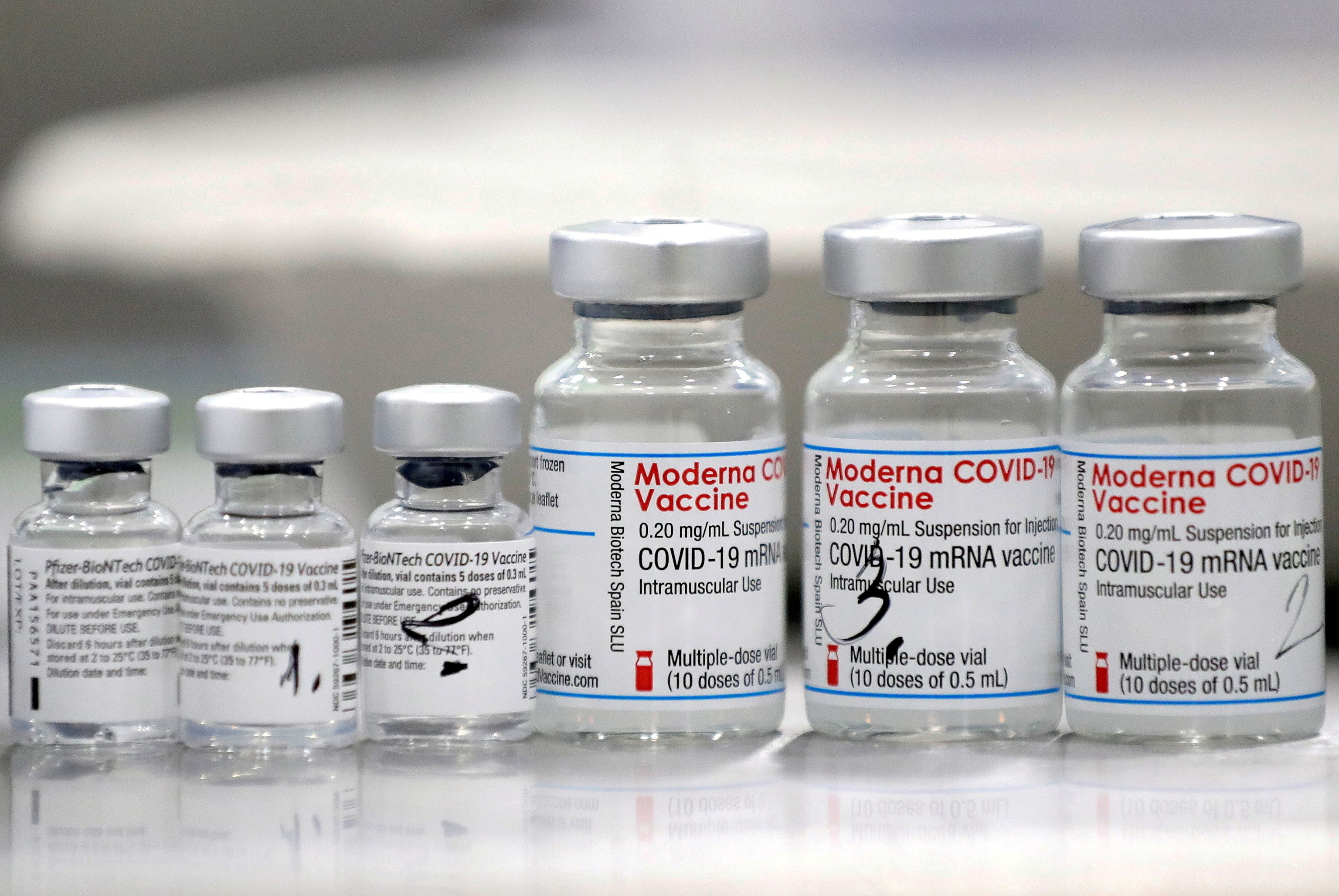 Viales de la vacuna del coronavirus de Pfizer y Moderna, autorizadas en Espaa para la tercera dosis.
