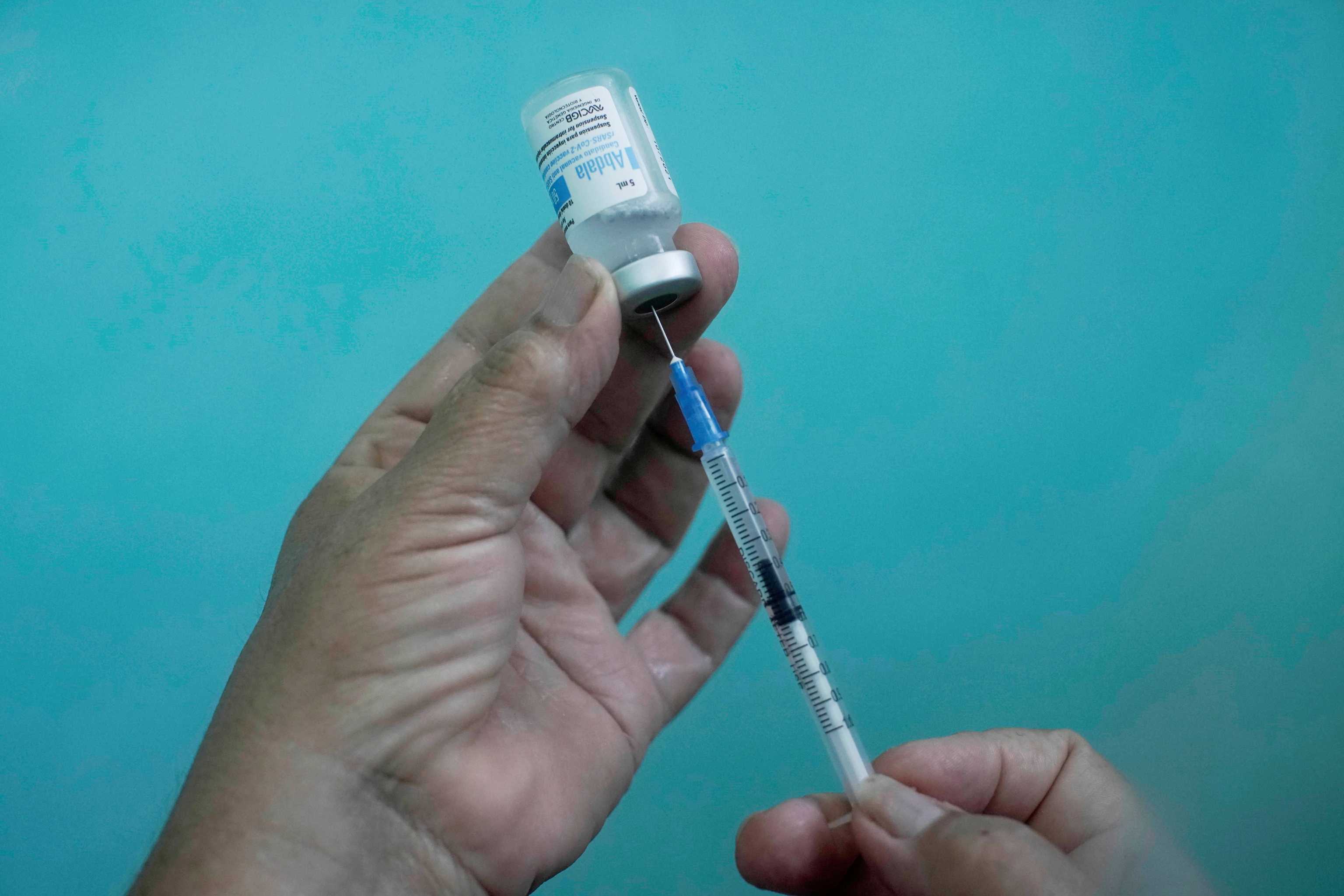 Una enfermera prepara una dosis de la vacuna contra el Covid-19.