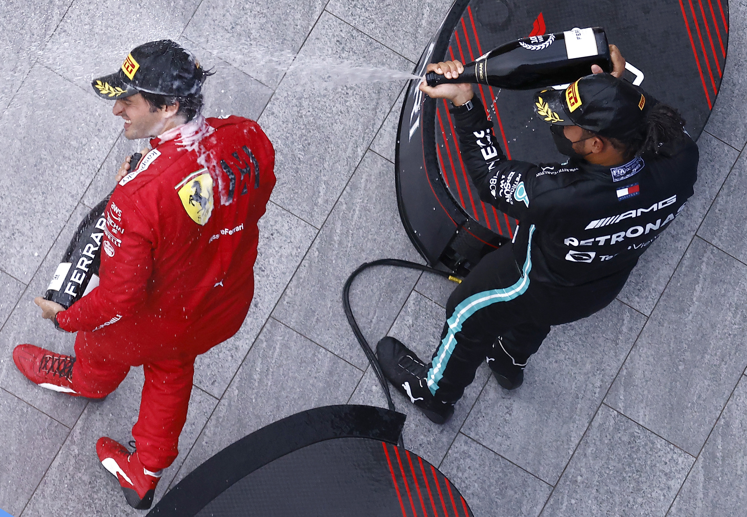 Hamilton y Sainz, en el podio de Sochi.