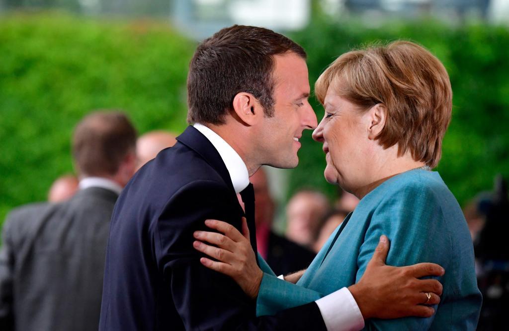 Emmanuel Macron y Angela Merkel se saludan en 2017.