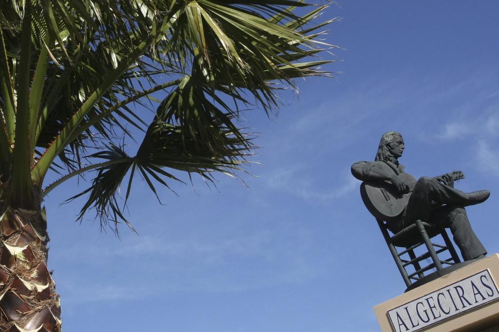 Estatua de Paco de Luca en Algeciras.