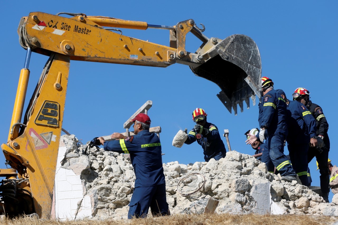 Operarios retiran los escombros tras el terremoto en Grecia