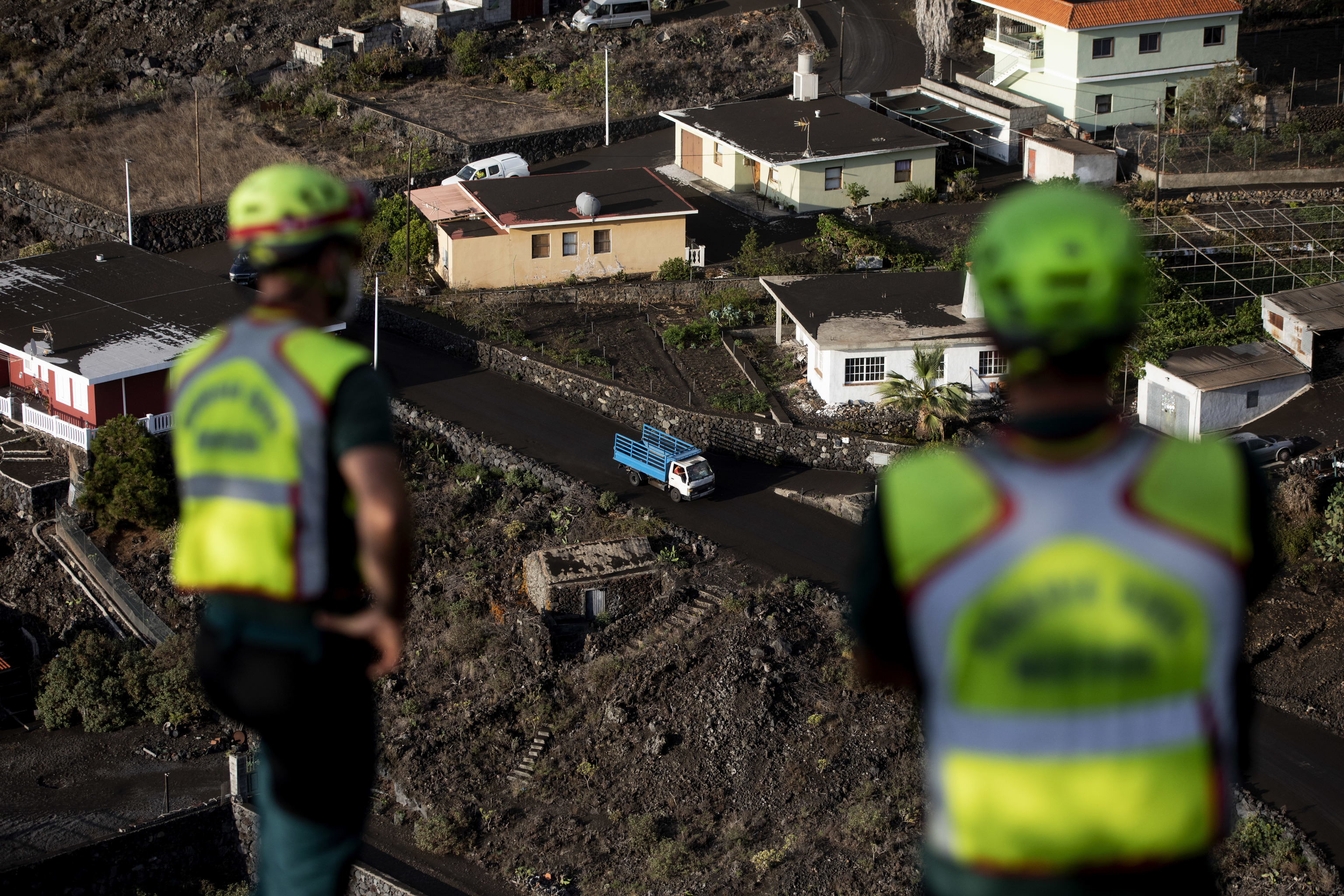 De patrulla con la Guardia Civil en la 'zona de exclusin' de La Palma: "Vamos aprendiendo de volcanes sobre la marcha"