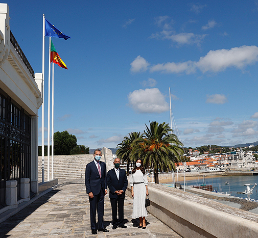 Los Reyes y el presidente de Portugal en Cascais.