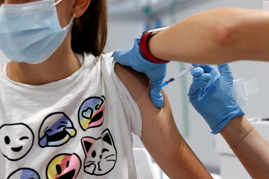 Una menor recibe la vacuna contra el coronavirus en Madrid.