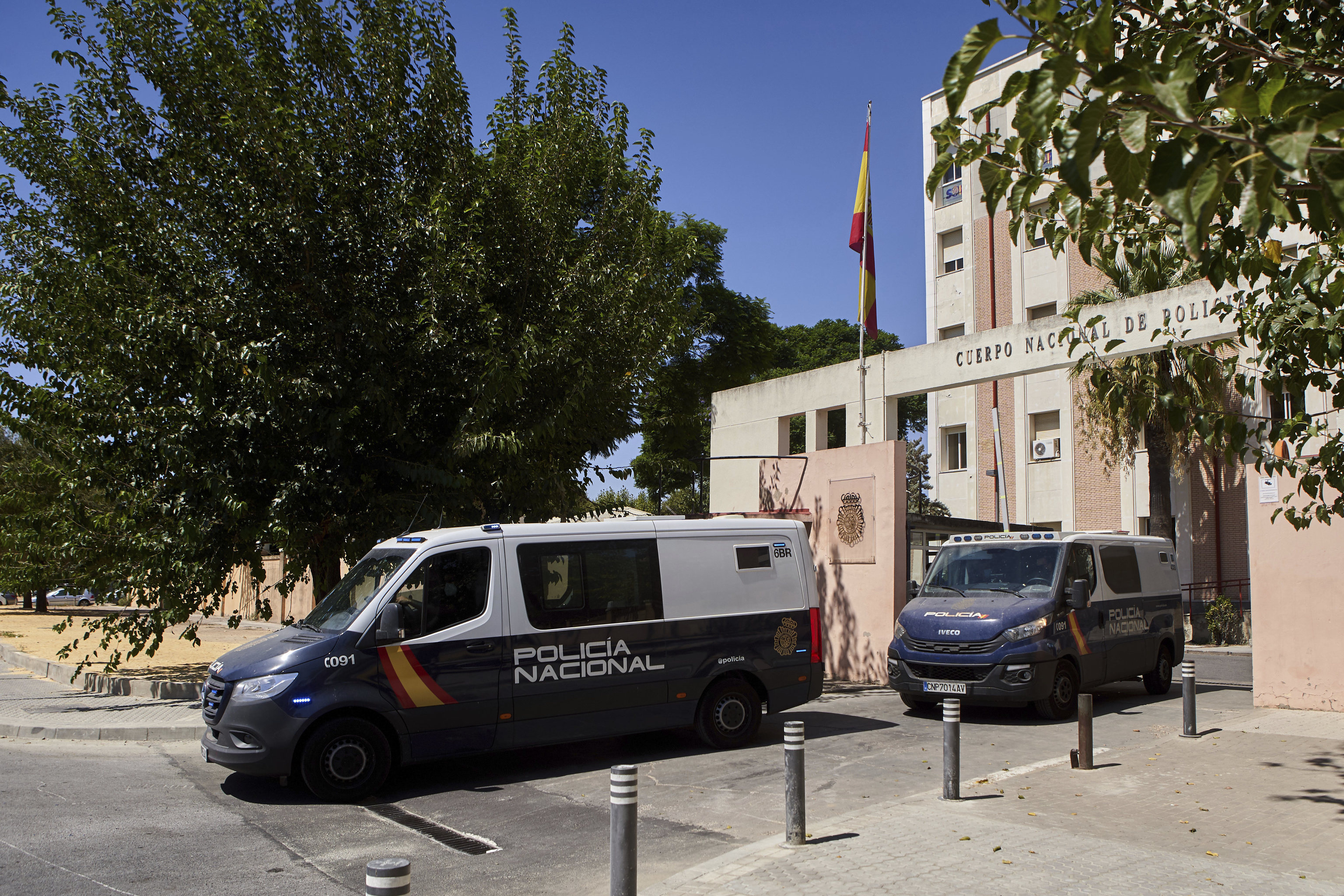 Vehculos de la Polica Nacional salen de una comisara en Sevilla, en una imagen de archivo.