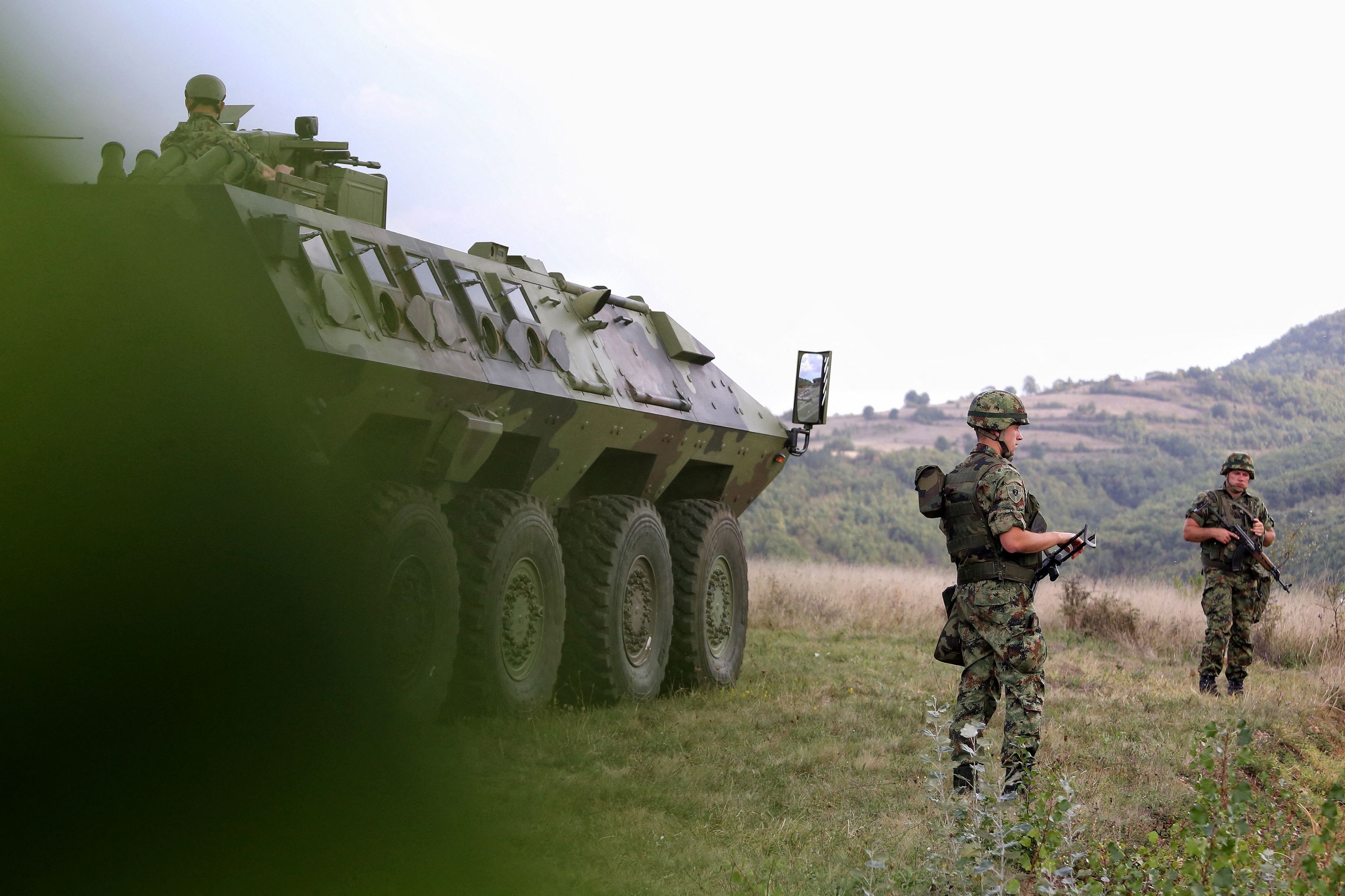 Soldados del ejrcito serbio, en la frontera con Kosovo, este lunes.