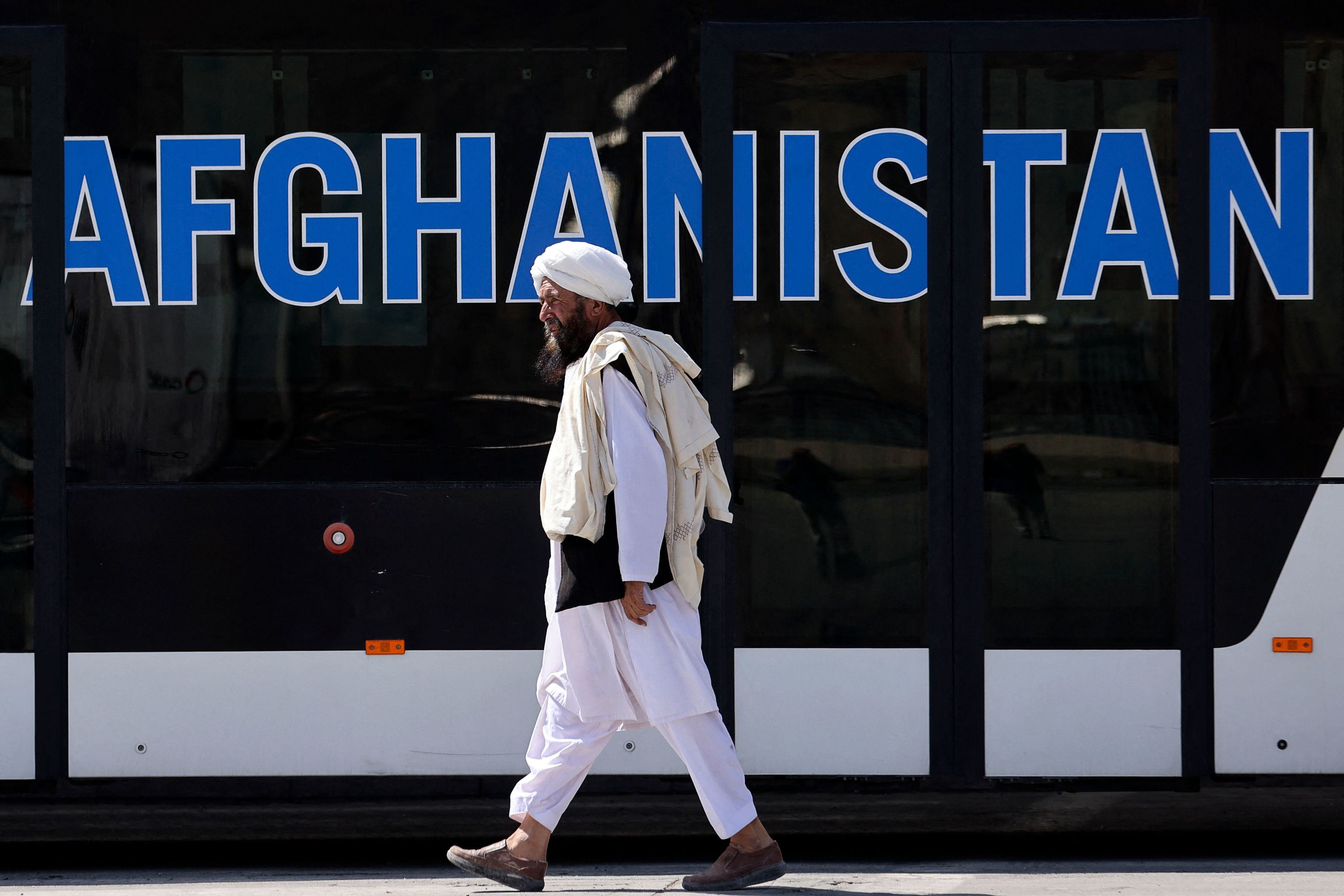 Un miembro de los talibn camina junto al aeropuerto de Kabul.