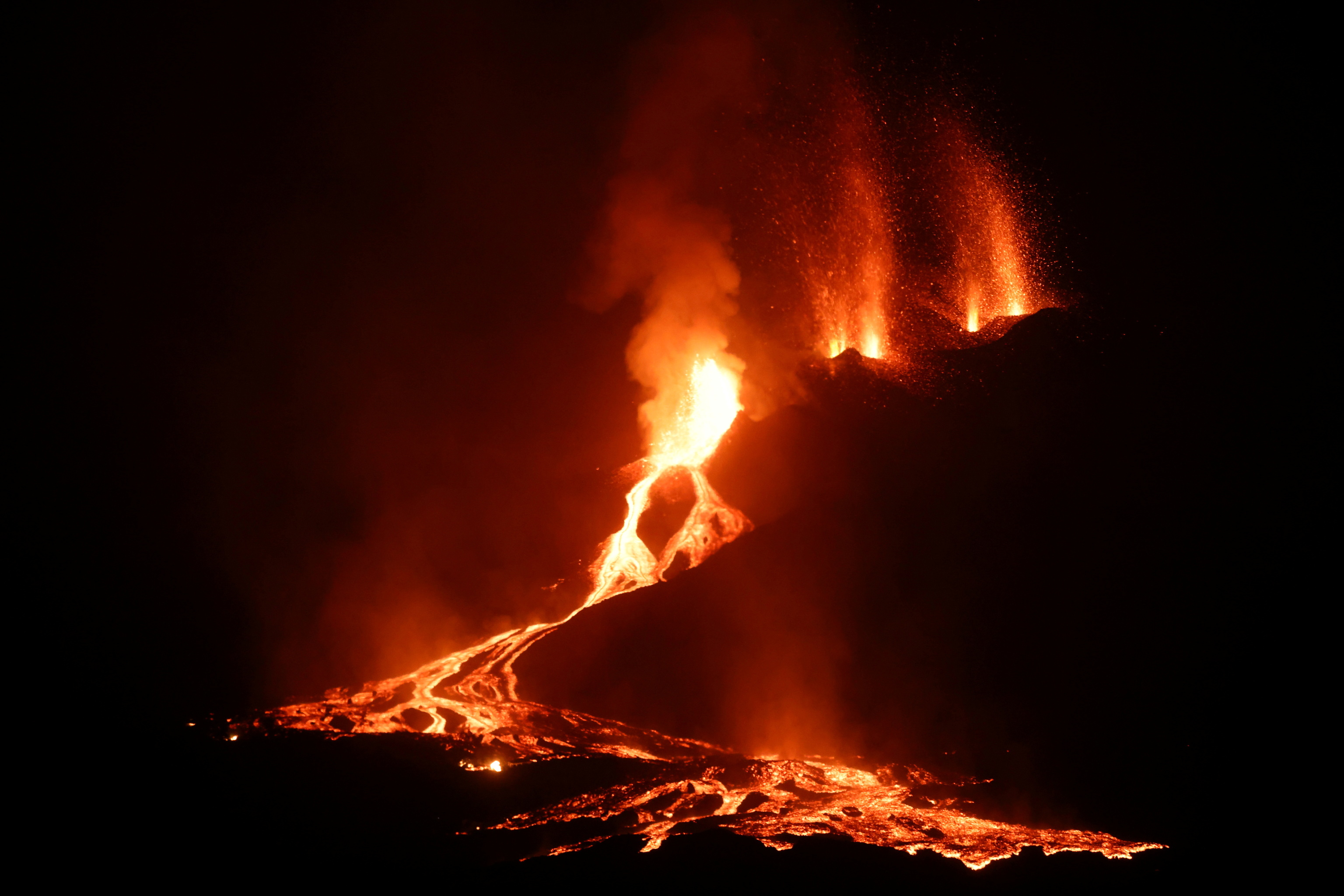 El volcn de La Palma, en las Islas Canarias, en plena erupcin de humo y lava.