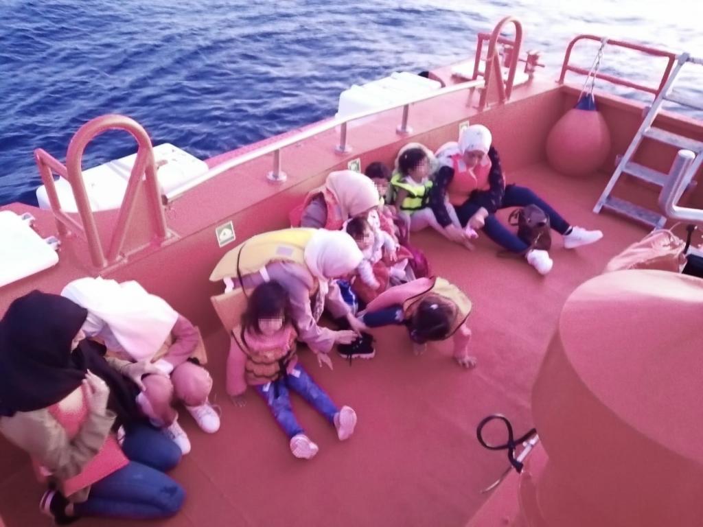 Mujeres y nios rescatados por Salvamento Martimo esta madrugada en las costas de Alicante.