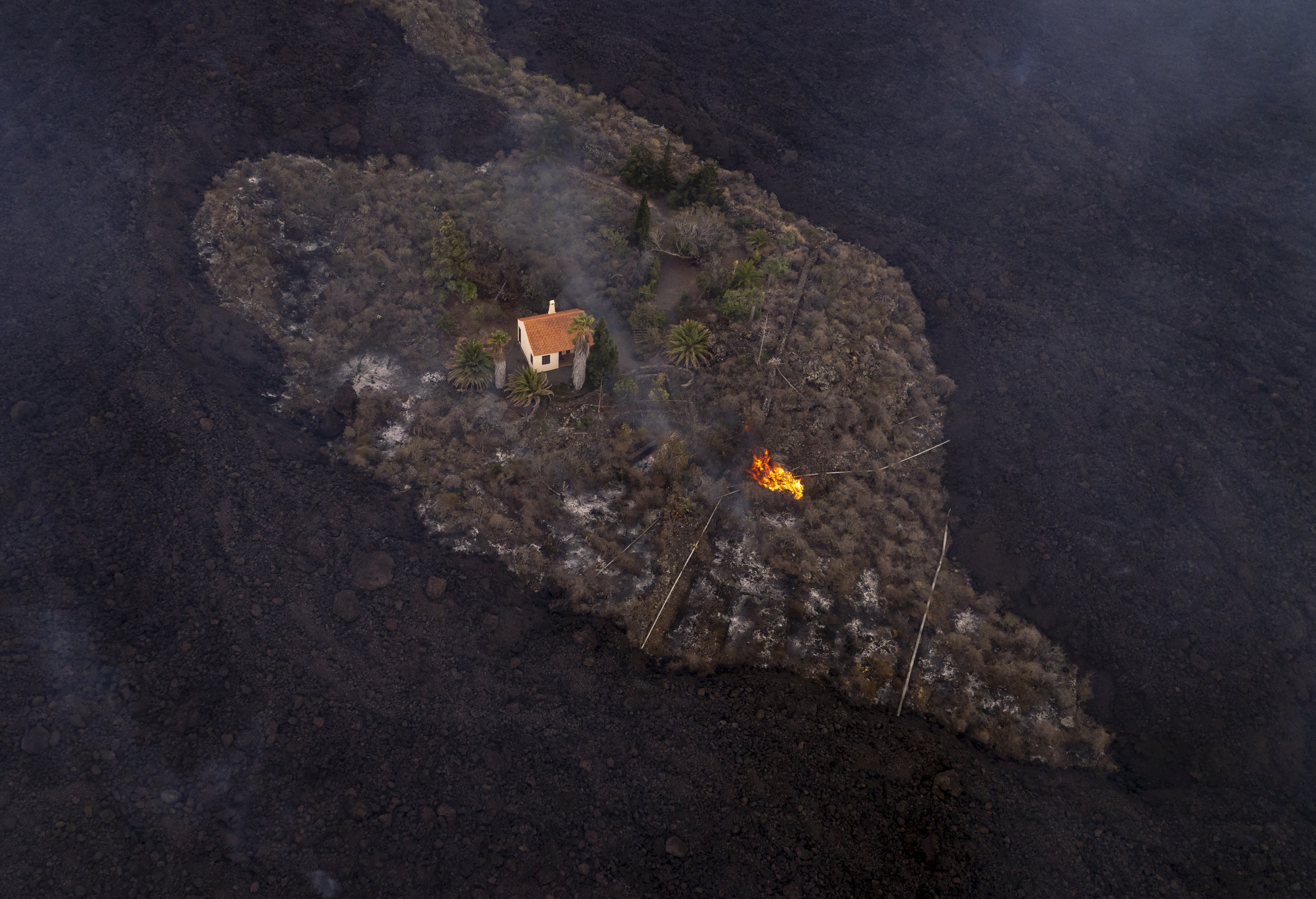 La casa de Inge y Rainer Cocq, rodeada de ríos de lava.