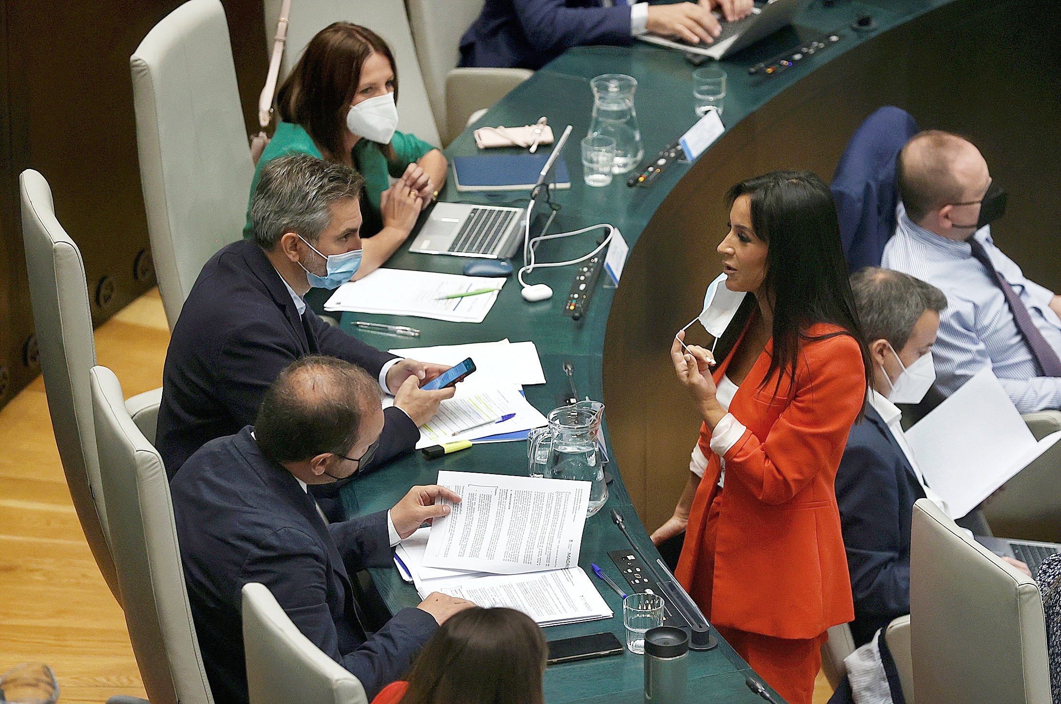 Begoa Villacs conversa con los concejales de su grupo durante el Pleno del Ayuntamiento de Madrid de este martes.