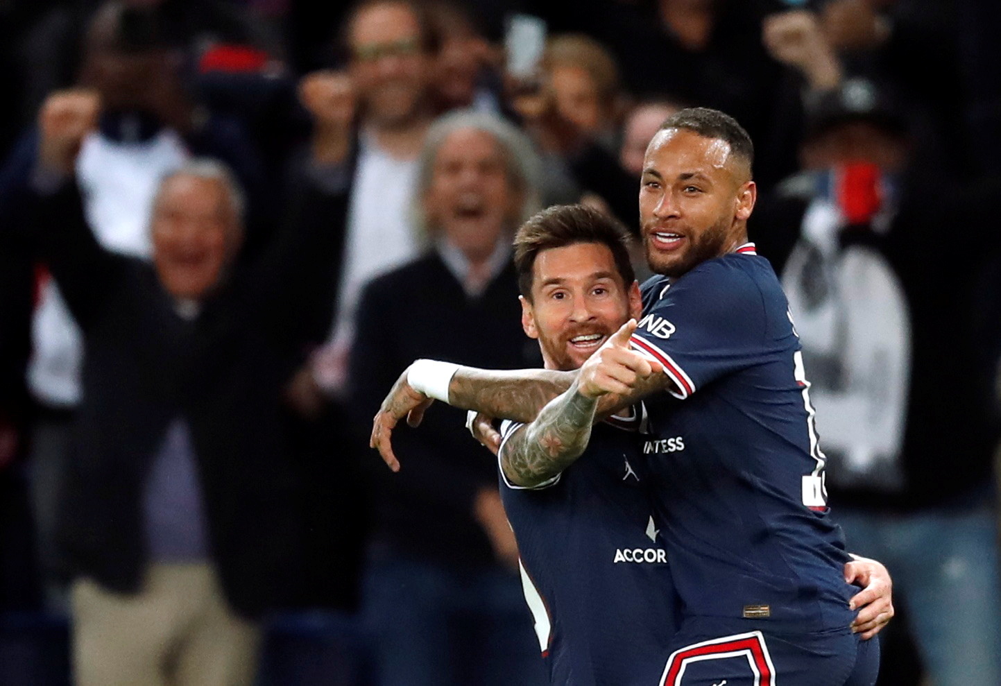 Messi celebra su gol con el PSG con su compaero Neymar