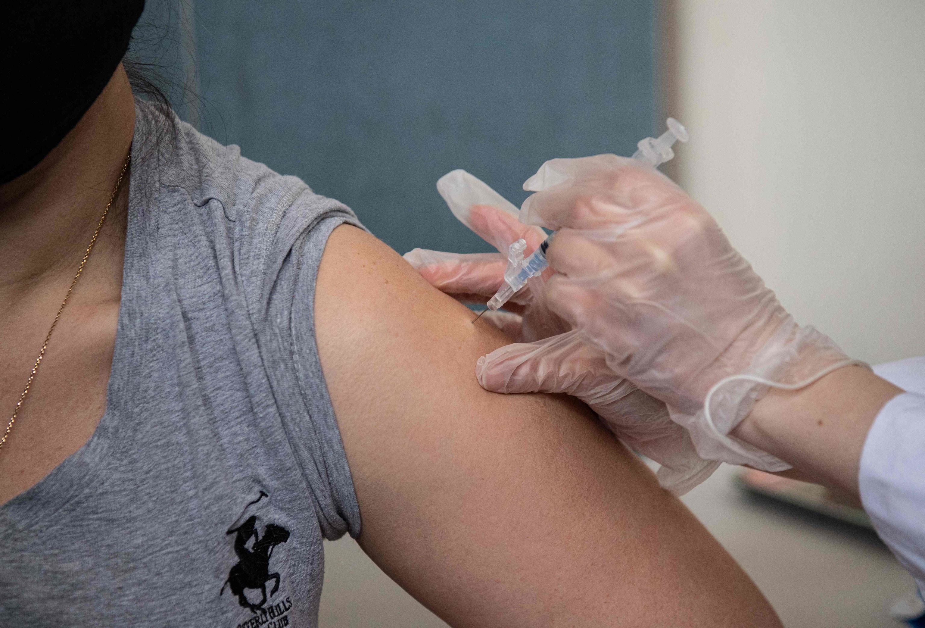 Una mujer recibe una dosis de la vacuna de Moderna en Nueva York.