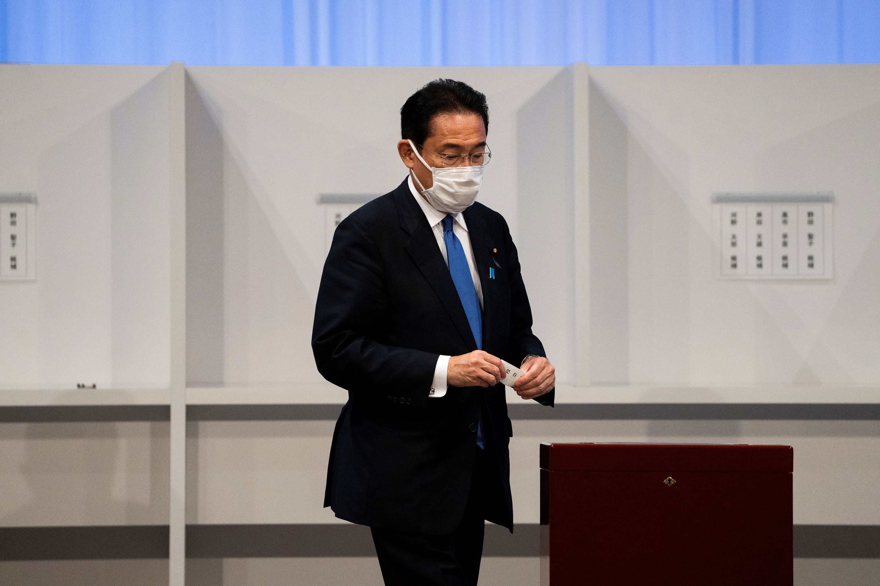 Fumio Kishida durante la votacin.