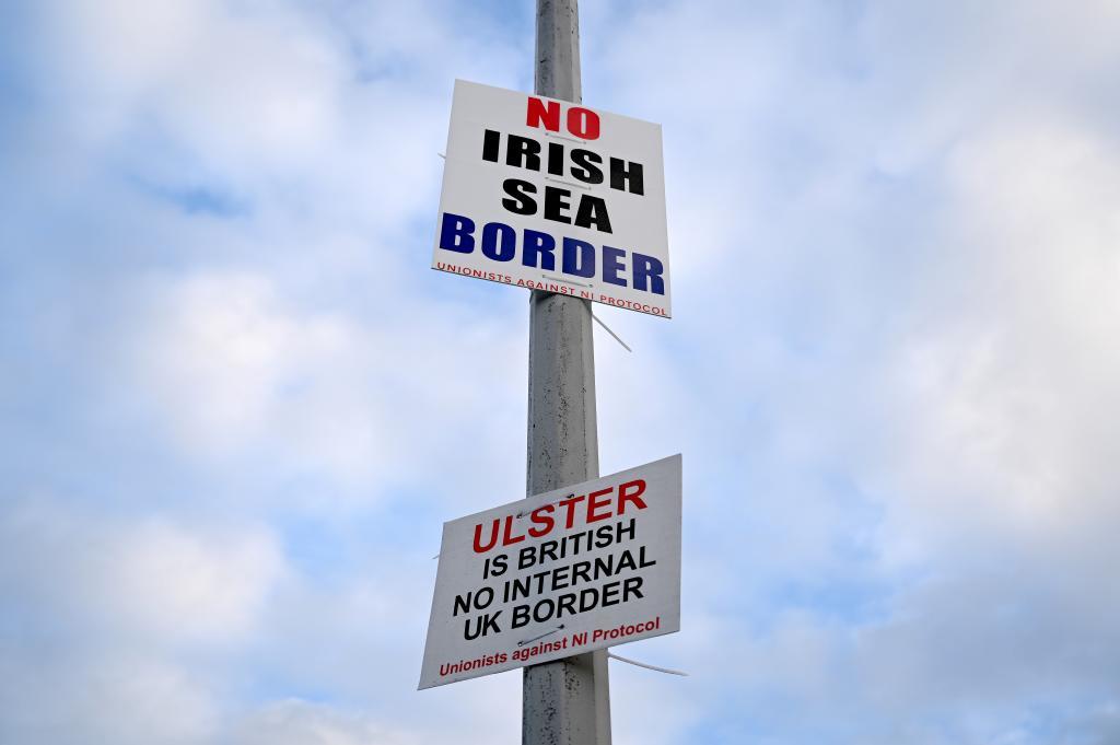 "No a la frontera del Mar de Irlanda", cartel en el puerto de Larne (Irlanda del Norte).