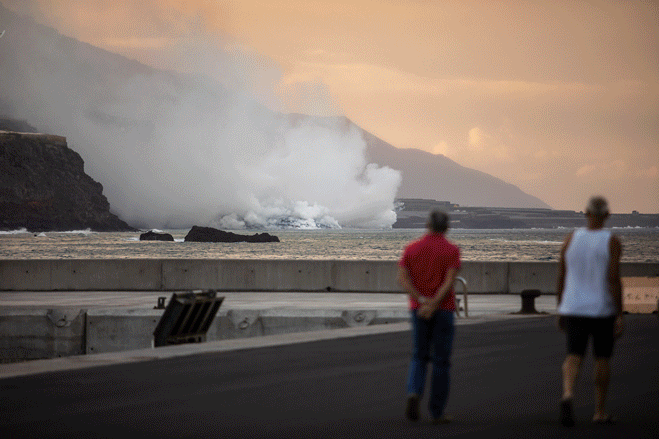 La lava llega al mar despus de 10 das sin descanso