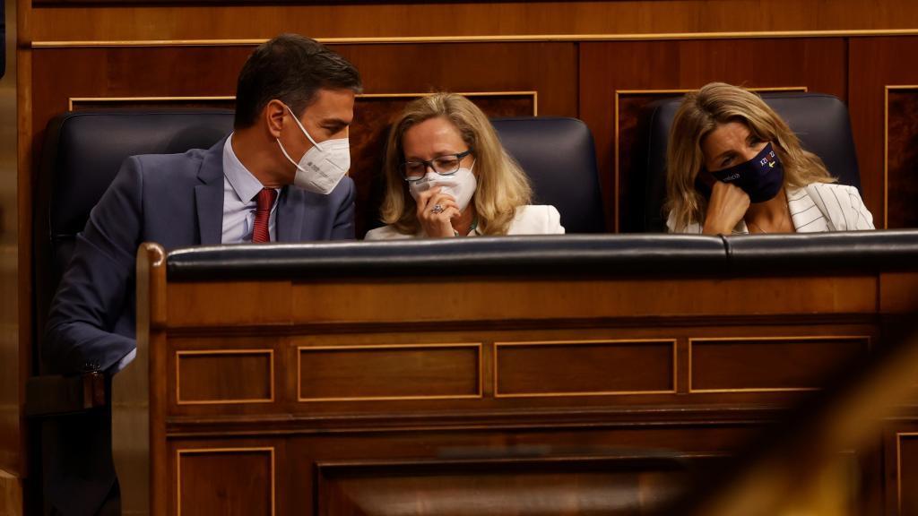 Pedro Sánchez, Nadia Calviño y Yolanda Díaz, en el Congreso.