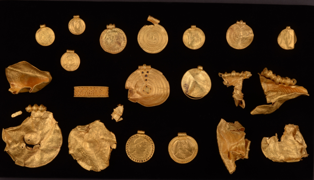 Necesito encuesta ira Un hombre encuentra con su detector de metales uno de los tesoros de oro  más grandes de Dinamarca | Cultura