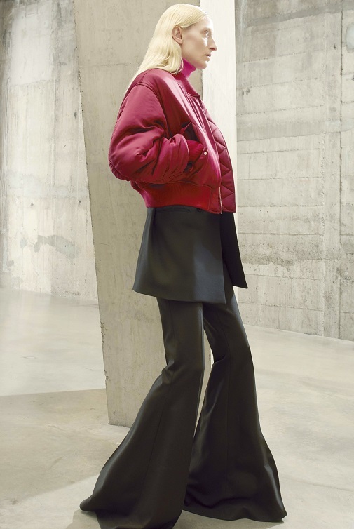 Pantalones campana: cmo mejor se llevan es con varios tops y superposiciones. El look es de Stella McCartney.