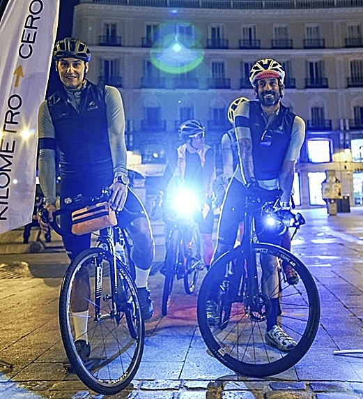 Dos de los participantes, ayer en la Puerta del Sol, antes de tomar la salida hacia Finisterre.