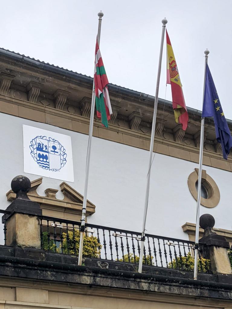 El Gobierno vasco coloc su escudo el pasado lunes en el lugar que ocupaba el de Espaa en la fachada de Martutene.