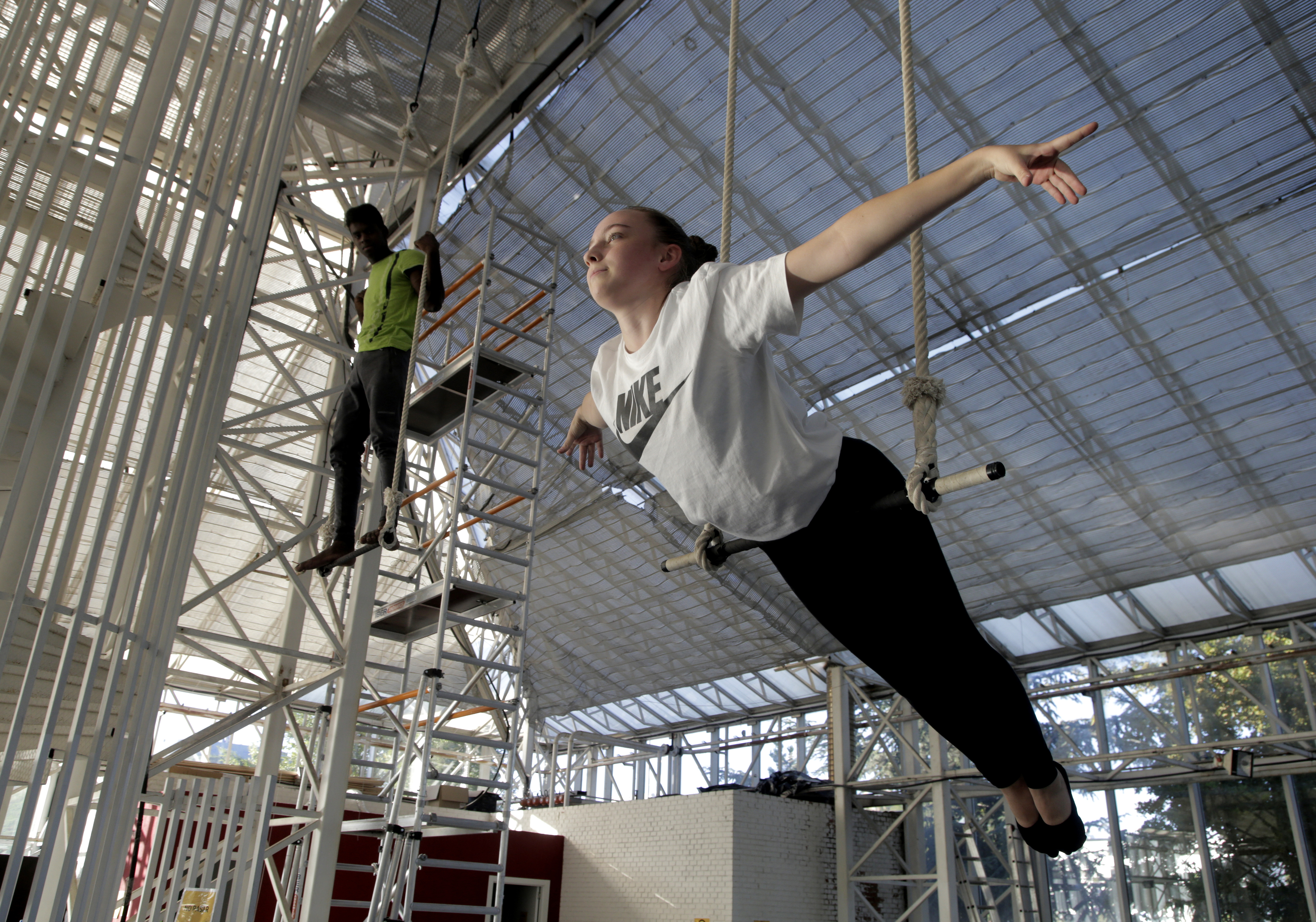 Dos alumnos hacen equilibrios en la escuela de circo El Invernadero en Alcobendas.