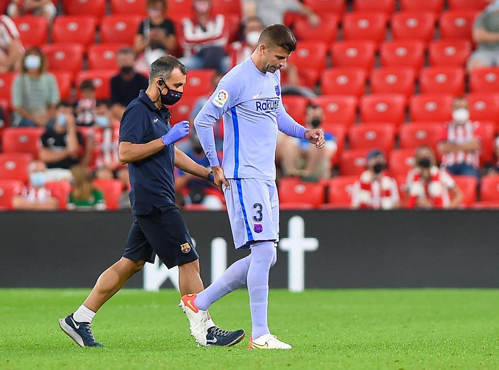 Gerard Piqu se retira lesionado durante el partido contra el Athletic disputado en el estadio de San Mams.
