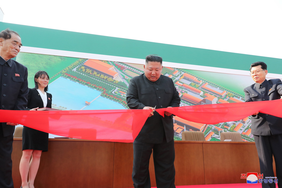 Kim Jong-un inaugura una fbrica en Sunchon (Corea del Norte).