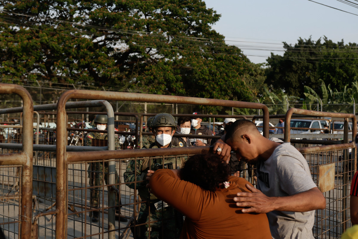 Familiares de presos lloran frente a una prisión, en Guayaquil.