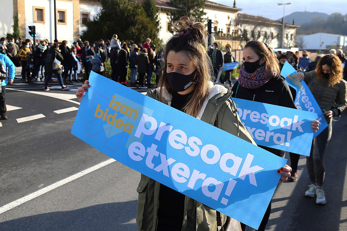 Simpatizantes de los presos de ETA reivindican su traslado 'a casa' durante una protesta junto a la crcel donostiarra de Martutene.