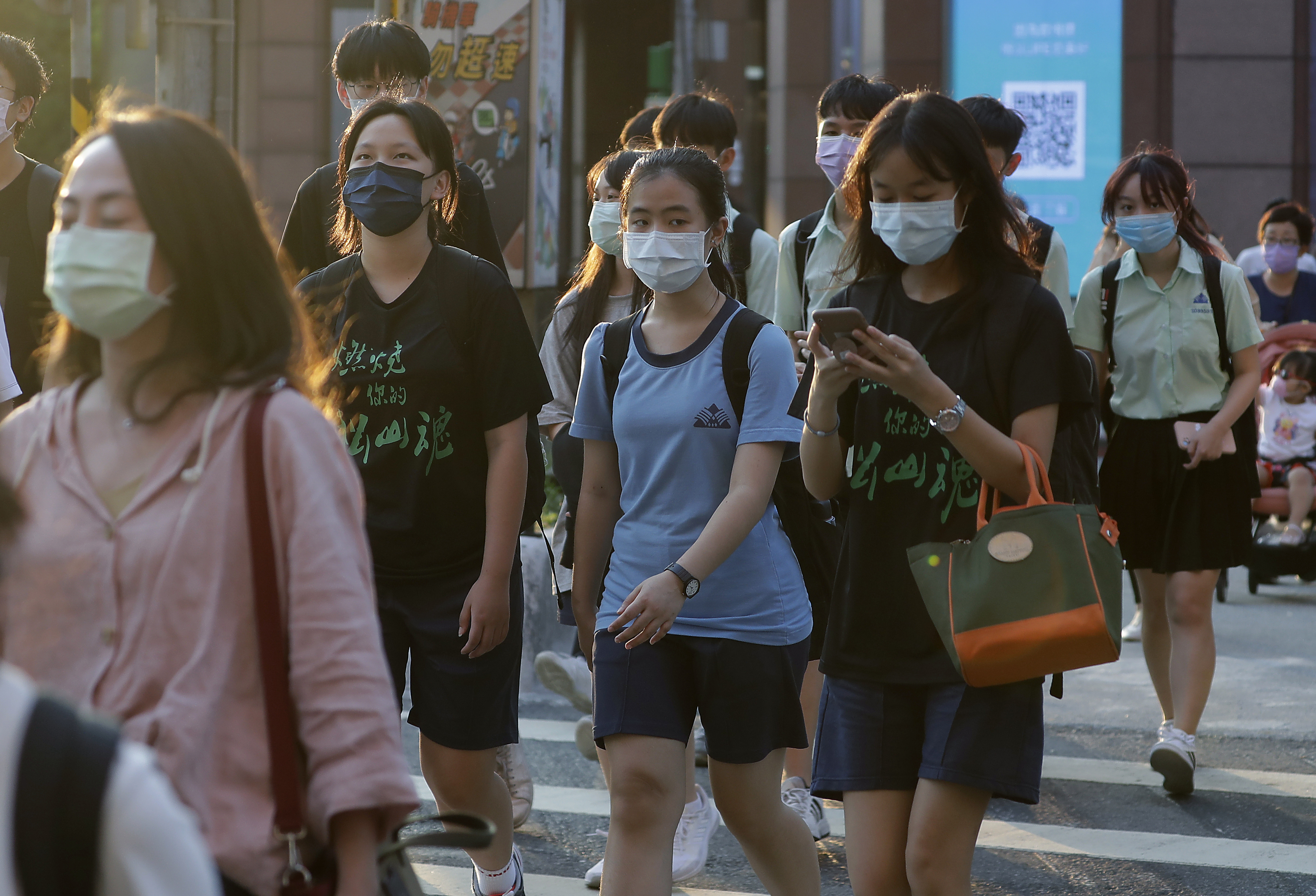 Varias personas pasean protegidas con mascarilla en el centro de Taipei, Taiwan.