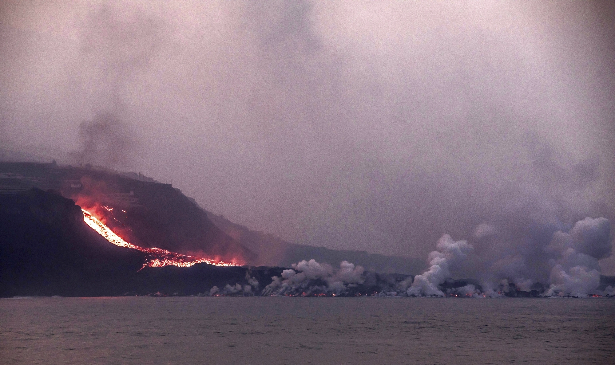 La Palma. Islas Canarias. Erupcin del volcan Cumbre Vieja en la isla de la Palma. La lengua de lava entra en el oceano.