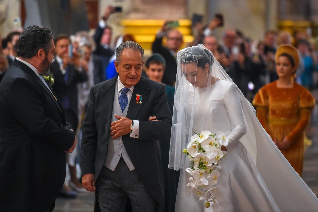 La novia, del brazo de su padre, Roberto Bettarini.