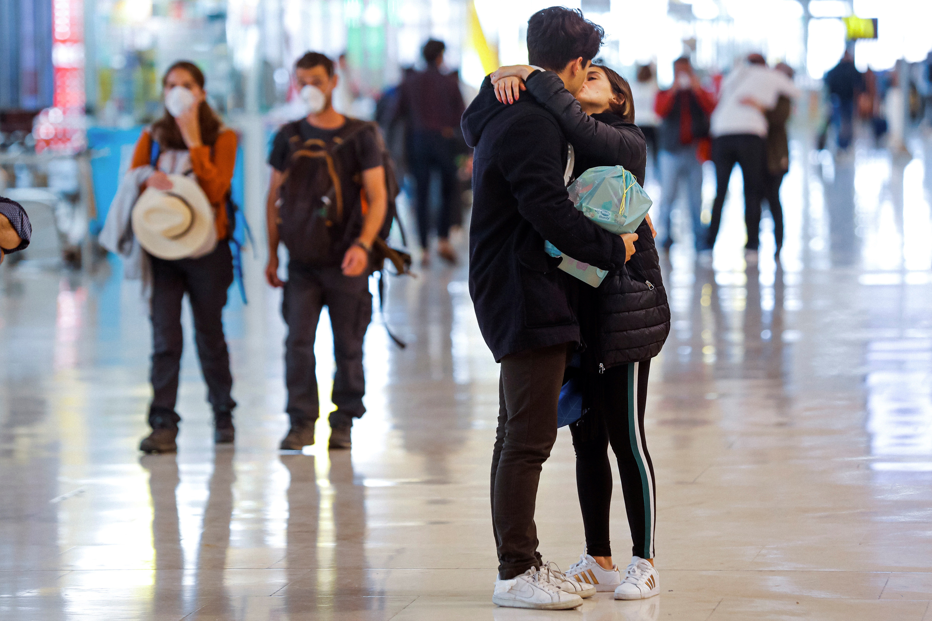 Una pareja en el aeropuerto Madrid-Barajas Adolfo Surez.
