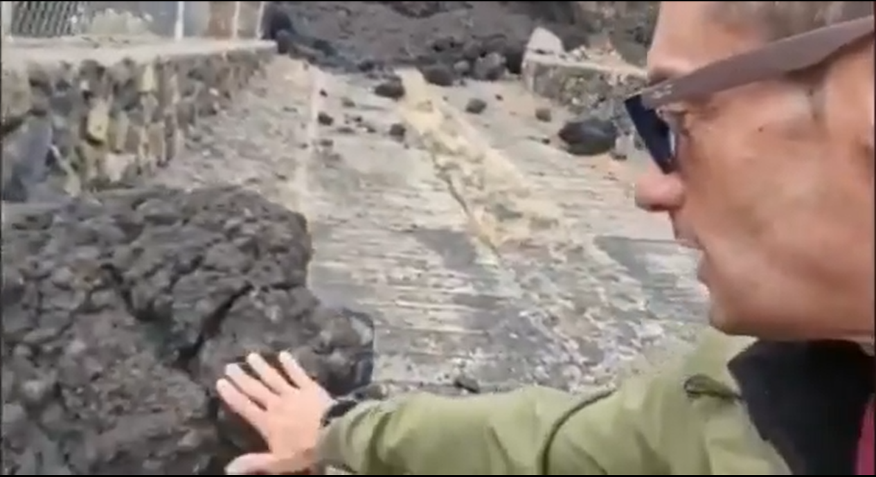 Momento en el que el reportero aficionado toca parte del magma del volcn de La Palma.