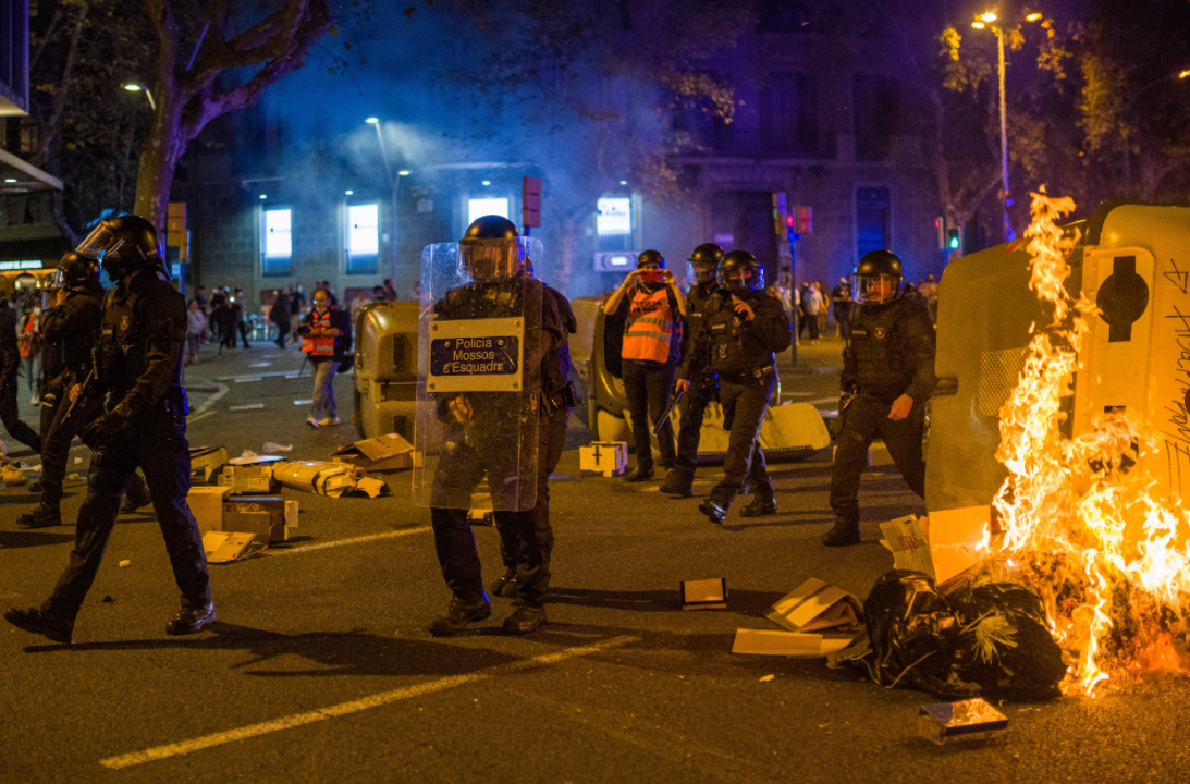 Manifestantes convocados por los CDR queman contenedores en la plaza Urquinaona de Barcelona.