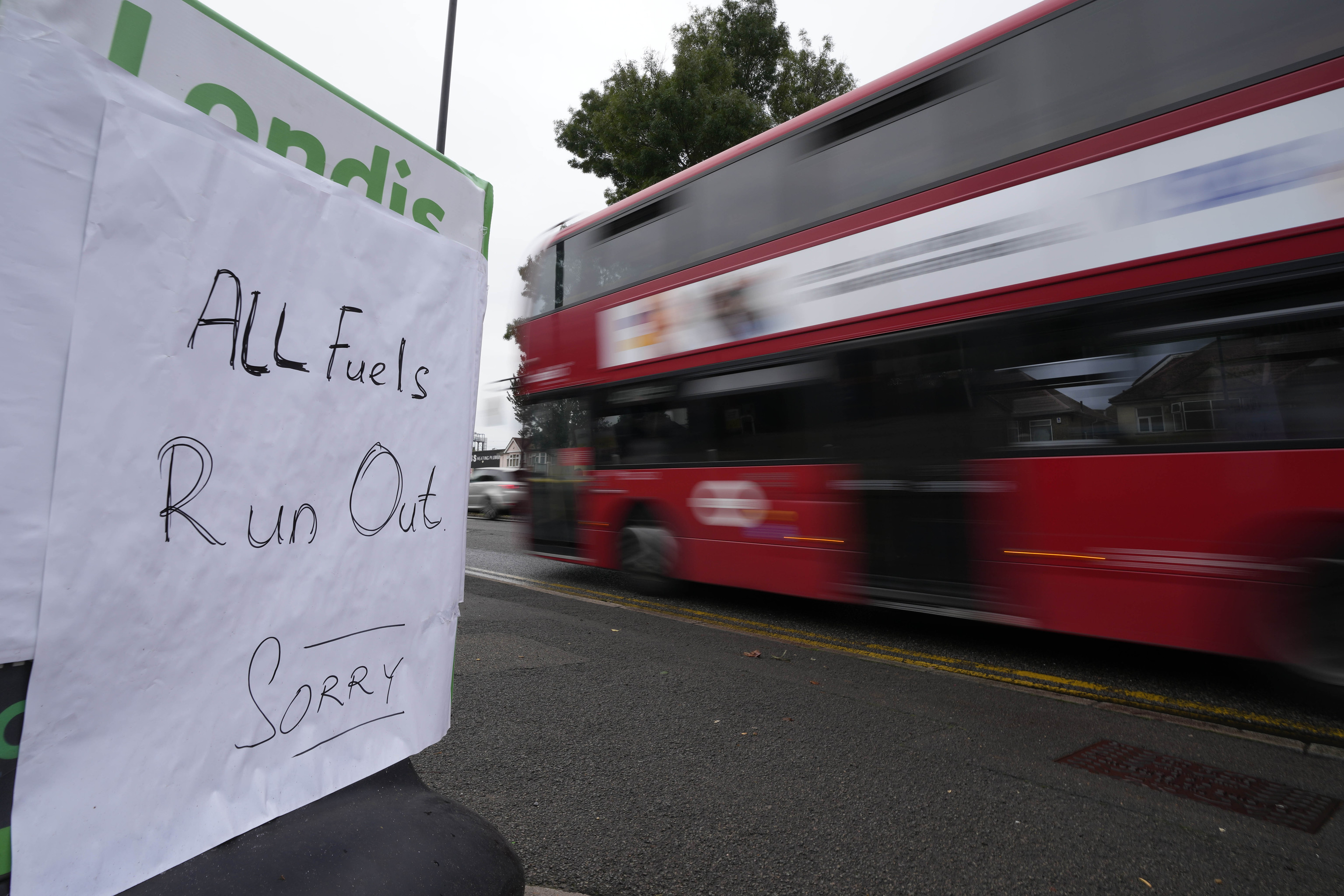 Un cartel anuncia que se han quedado sin combustible en una gasolinera en Londres.