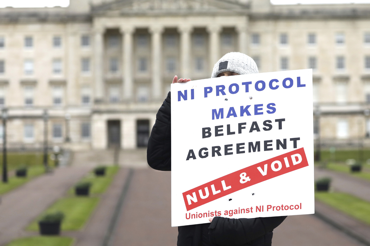 Un manifestante, ante el parlamento de Stormont, en Belfast.