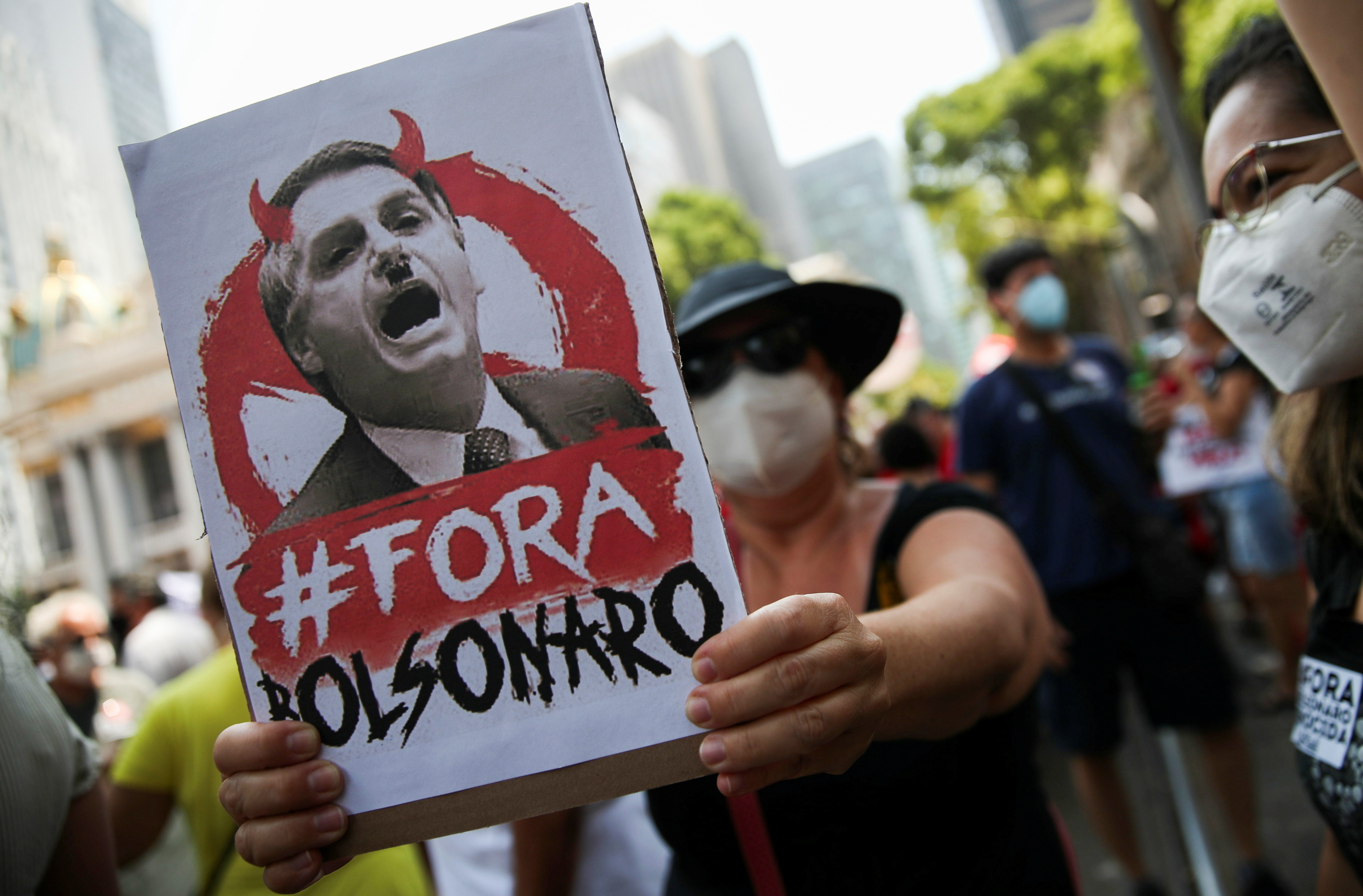 Los manifestantes portan pancartas contra Jair Bolsonaro, este sbado en Ro de Janeiro.