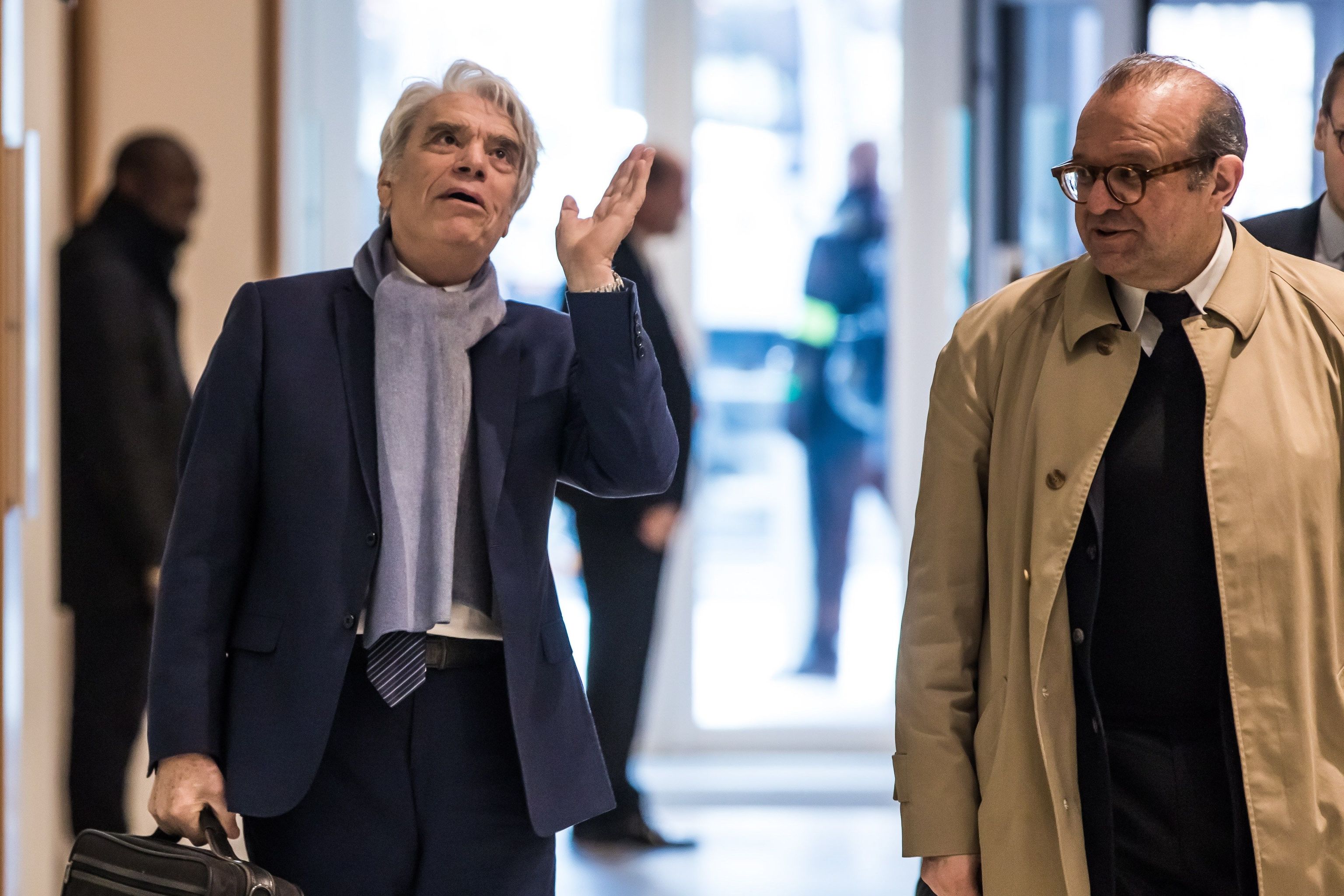 El magnate francés Bernard Tapie (L) y su abogado Herve Temime (R), llegan al tribunal de París para el último día de su juicio, en París, Francia, 04 de abril de 2019 (reeditado 09 de julio de 2019).
